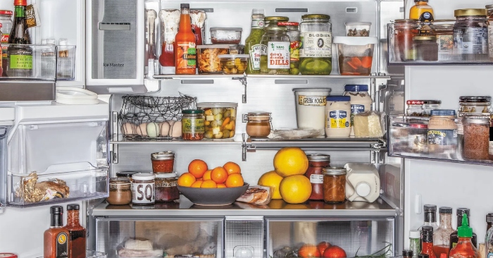 Tủ lạnh là một phát minh tương đối hiện đại trong số các dụng cụ nhà bếp. Nó thay thế cho hộp đựng nước đá, vốn đã được sử dụng làm một thiết bị gia dụng phổ biến cho gần một thế kỉ rưỡi trước đó.