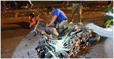 Video: Chồng thiệt mạng do tai nạn, vợ gào khóc giữa đường ‘anh về với con đi, con đang khóc kìa…’