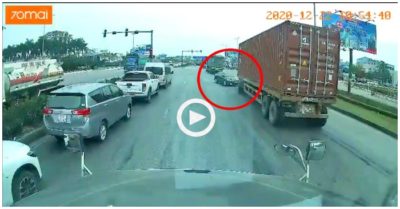 Video xe con lao sang làn ngược chiều, tông trực diện vào đầu container