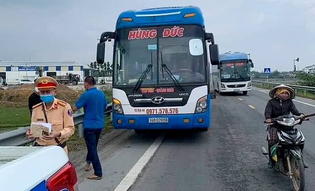 Xe khách Hùng Đức bị tạm dừng sau khi di chuyển từ vùng dịch Quảng Ninh về Quảng Ngãi. Ảnh: Công an cung cấp.