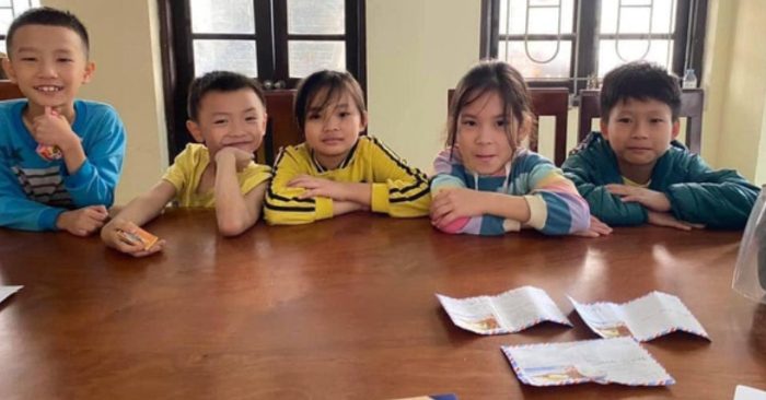5 em học sinh và 3 chiếc phong bì nhặt được tại đồn công an.