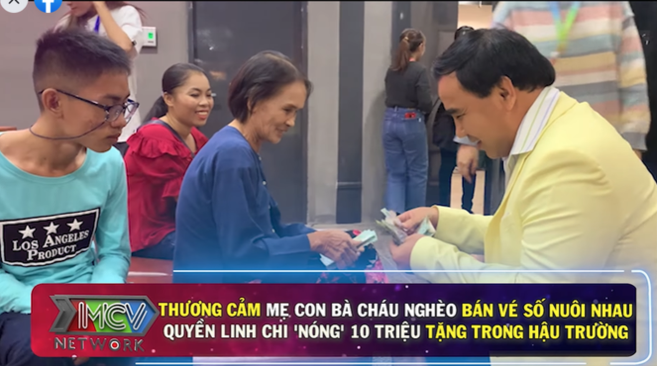 MC Quyền Linh tặng tiền cho khách mời trong hậu trường. 