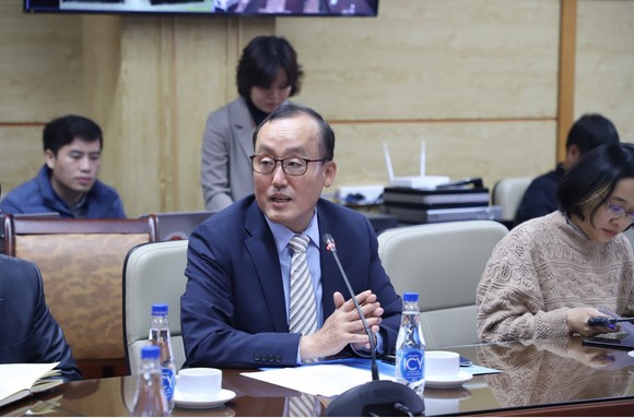 Trưởng đại diện Tổ chức Y tế thế giới tại Việt Nam Kidong Park phát biểu tại một cuộc họp ở Bộ Y tế