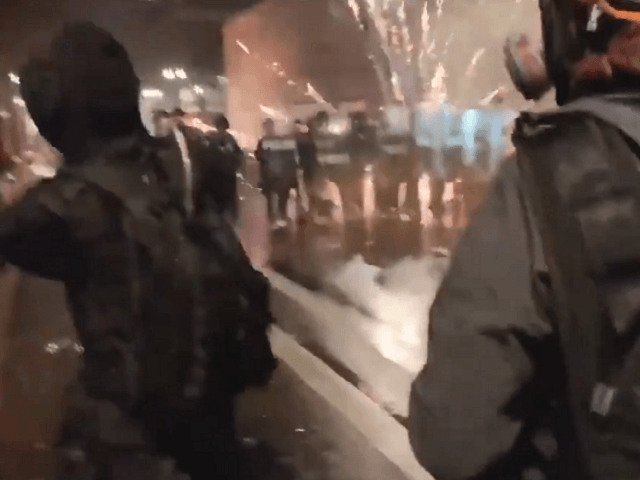 Breitbart cắt ảnh từ video cho thấy các thành viên Antifa tấn công cảnh sát bằng lựu đạn lửa và pháo hoa.