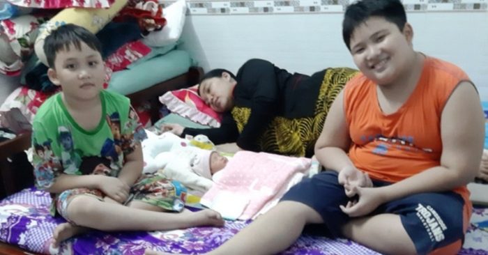 Ba mẹ con chị Vân đã xuất viện về nhà, đang được chăm sóc ở nhà ngoại.