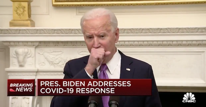 Ông Joe Biden không đeo khẩu trang và ho khi phát biểu với các phóng viên tại một tòa nhà liên bang ngày 21/1/2020 (ảnh chụp màn hình video).