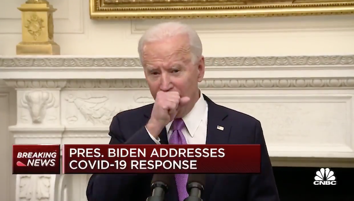 Ông Joe Biden không đeo khẩu trang và ho khi phát biểu với các phóng viên tại một tòa nhà liên bang ngày 21/1/2020 (ảnh chụp màn hình video).
