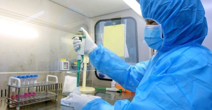 CDC Hà Tĩnh kiểm tra mẫu xét nghiệm của F1 ở huyện Hương Sơn.