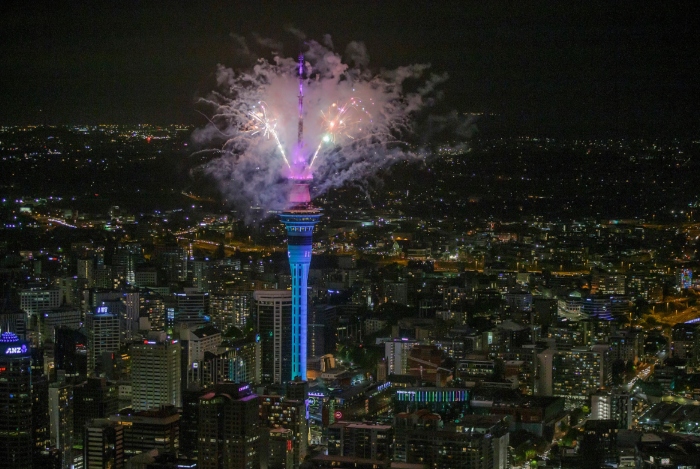 Đếm ngược 2021 Pháo hoa từ Tháp Bầu trời (SkyTower) trong lễ kỷ niệm Đêm giao thừa ở Auckland