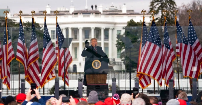 Tổng thống Donald Trump phát biểu trước hàng ngàn người ủng hộ ngày 6/1/2021 tại thủ đô Washington (ảnh chụp màn hình FOX59).