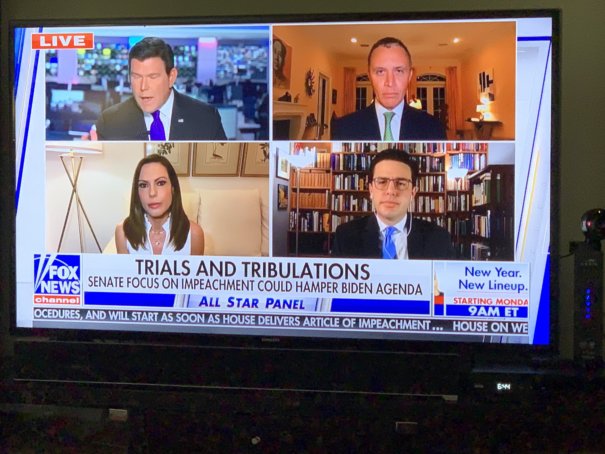 Ông Paul C. Atallah chụp bức ảnh màn hình TV cho thấy Fox News đang phỏng vấn một cựu nghị sỹ Đảng Dân chủ có treo ảnh Mao Trạch Đông trong phòng.