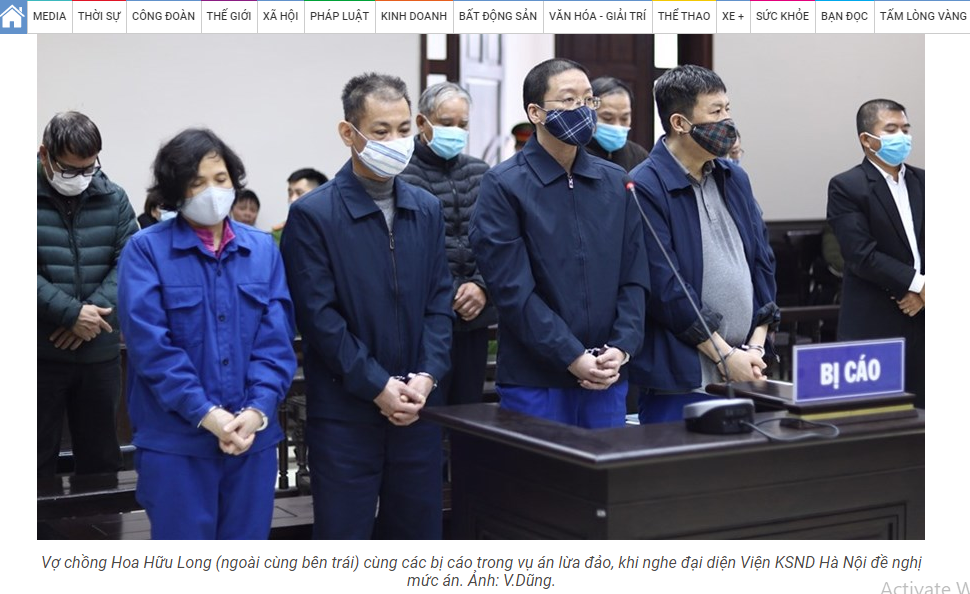 
Vợ chồng Hoa Hữu Long (ngoài cùng bên trái) cùng các bị cáo trong vụ án lừa đảo, khi nghe đại diện Viện KSND Hà Nội đề nghị mức án (ảnh chụp màn hình báo Lao Động)