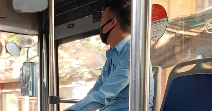 Hành động giúp đỡ người phụ nữ bán hàng rong mang bầu của phụ xe buýt khiến nhiều người ấm lòng.