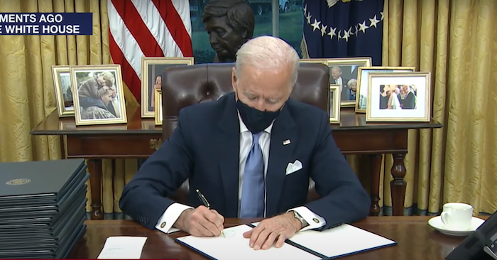Ông Joe Biden ký hàng loạt sắc lệnh thu hồi chính sách của cựu Tổng thống Donald Trump vào ngày 20/1/2021 (ảnh chụp màn hình video).
