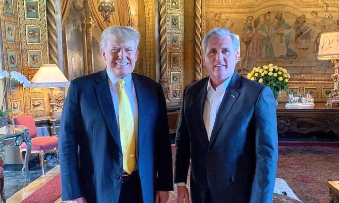 Ông Trump gặp lãnh đạo Đảng Cộng hòa tại Hạ viện Kevin McCarthy tại Mar-a-Lago, Florida hôm 28/1. (Ảnh: Save America PAC)
