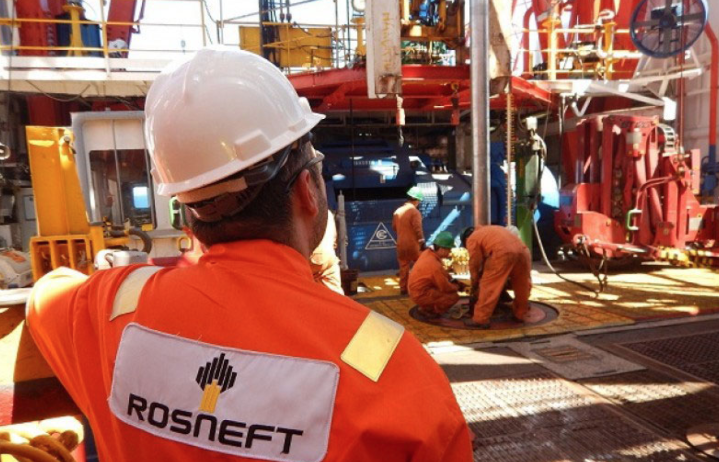 Một bức ảnh chụp các nhân viên của Rosneft làm việc trong dự án khai thác dầu khí với Việt Nam (ảnh chụp từ Rosneft.com).