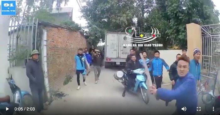 Tài xế xe tải bị thanh niên làng ‘đuổi đánh’