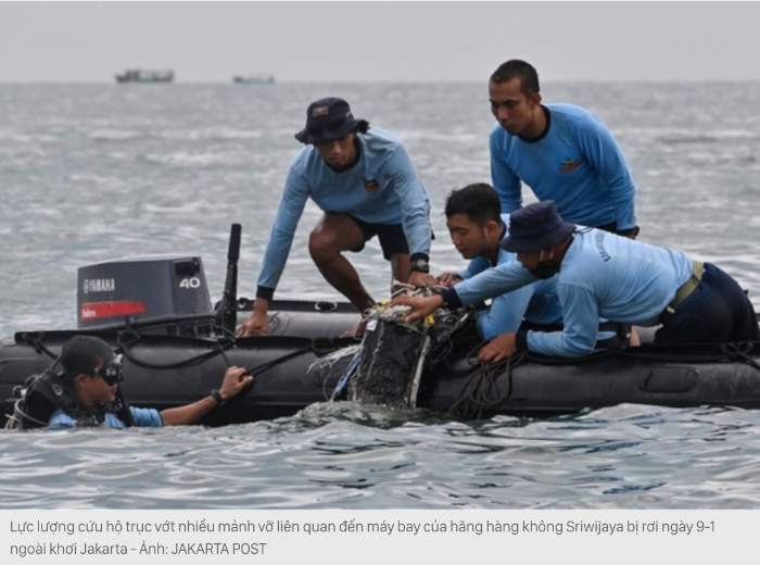 Lực lượng cứu hộ trục vớt nhiều mảnh vỡ liên quan đến máy bay của hãng hàng không Sriwijaya bị rơi ngày 9-1 ngoài khơi Jakarta.