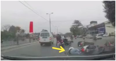 Đang di chuyển, hàng loạt xe máy bỗng ngã ra giữa phố Hà Nội