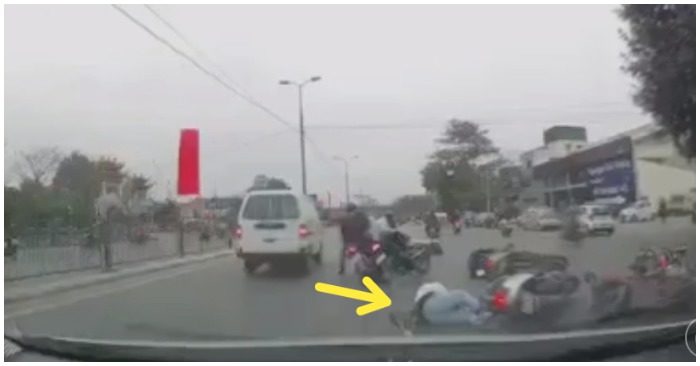 ngã giữa phố