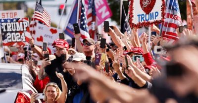 Choáng ngợp dòng người chào đón ông Trump trở về Florida