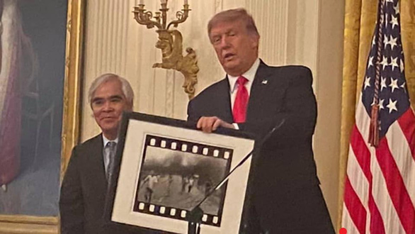 Tt Trump trao Huân chương nghệ thuật cho Nick Ut