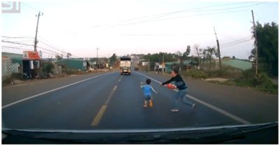 Pha lao ra mũi ôtô của bé trai khiến bác tài ‘suýt mất cái Tết’