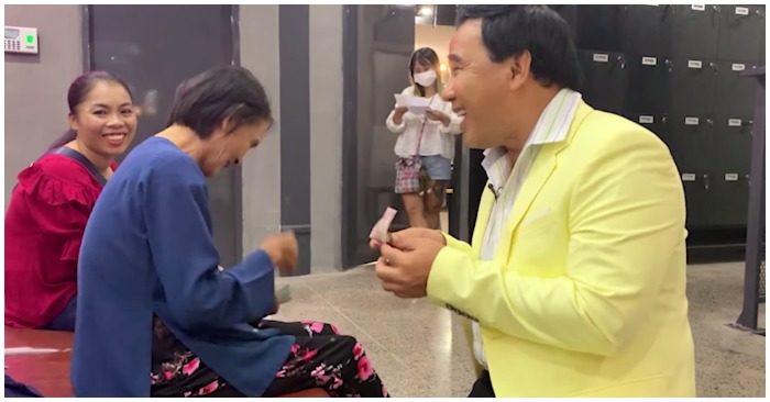 MC Quyền Linh tặng tiền cho khách mời trong hậu trường khiến nhiều người ngưỡng mộ tấm lòng của anh.