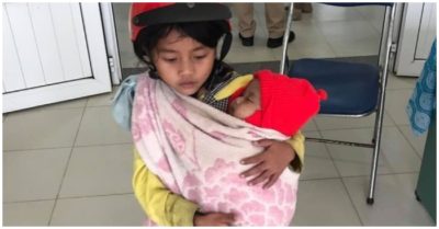 Bé gái 7 tuổi ôm em đi tiêm phòng khiến người xem hoài niệm tuổi thơ