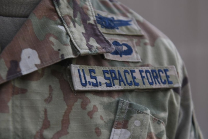 Đại úy Ryan Vickers chụp ảnh phù hiệu binh chủng mới sau khi tuyên thệ nhậm chức chuyển từ Không lực Hoa Kỳ sang binh chủng Vũ trụ tại Căn cứ Không quân Al-Udeid, Qatar 1/9/2020 (ảnh quân đội Mỹ)
