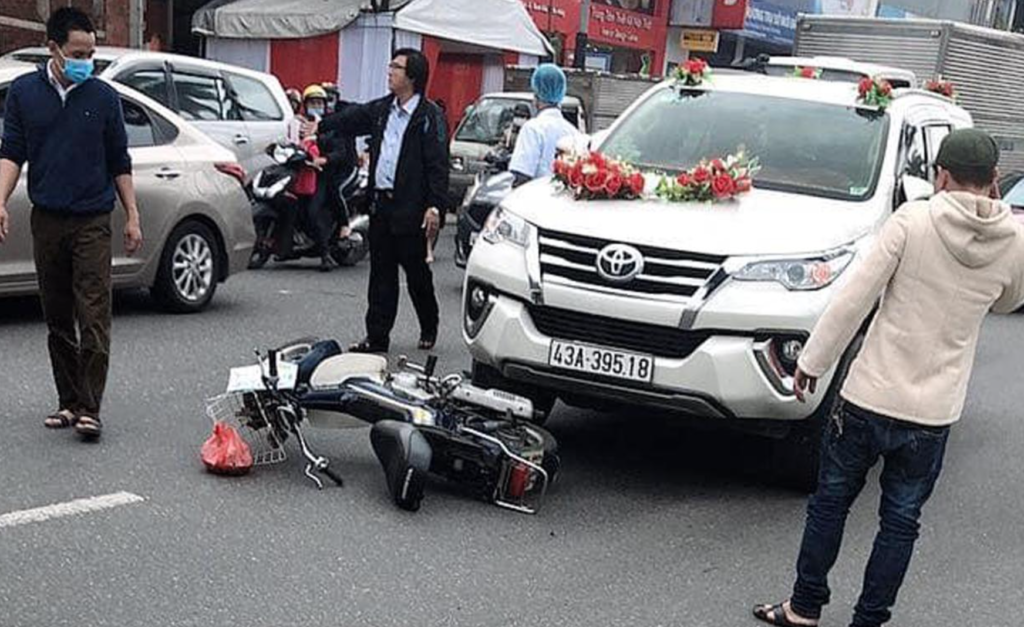 Người phụ nữ thiệt mạng sau khi va chạm với ôtô trong đoàn rước dâu