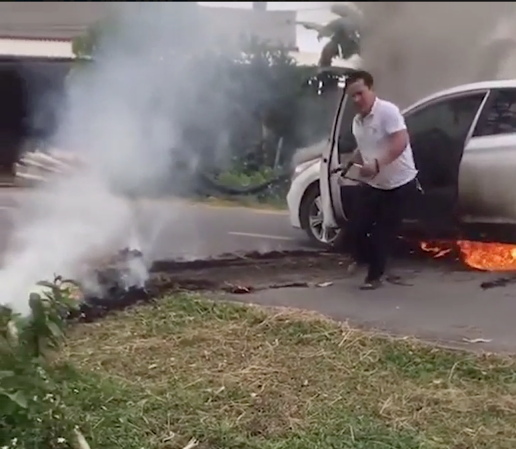 Ôtô con bất ngờ bốc cháy ngùn ngụt, tài xế lao vào 'biển lửa' cứu giấy tờ