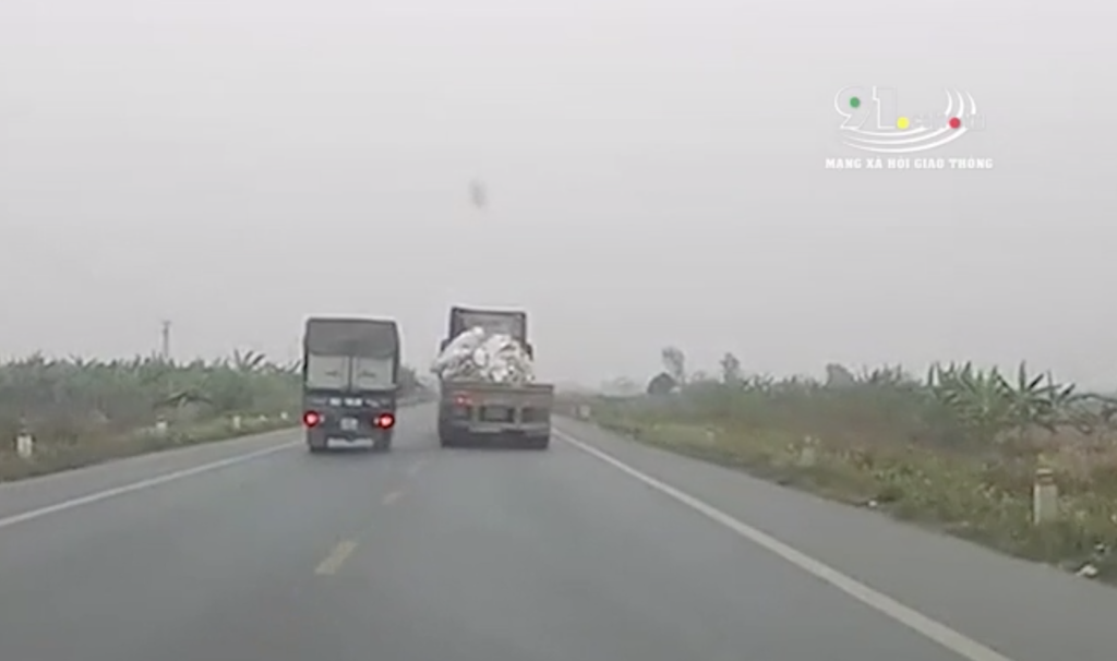 Ảnh chụp màn hình video cảnh chiếc container bất chấp nguy hiểm vượt ẩu, lạng lách trên đường.