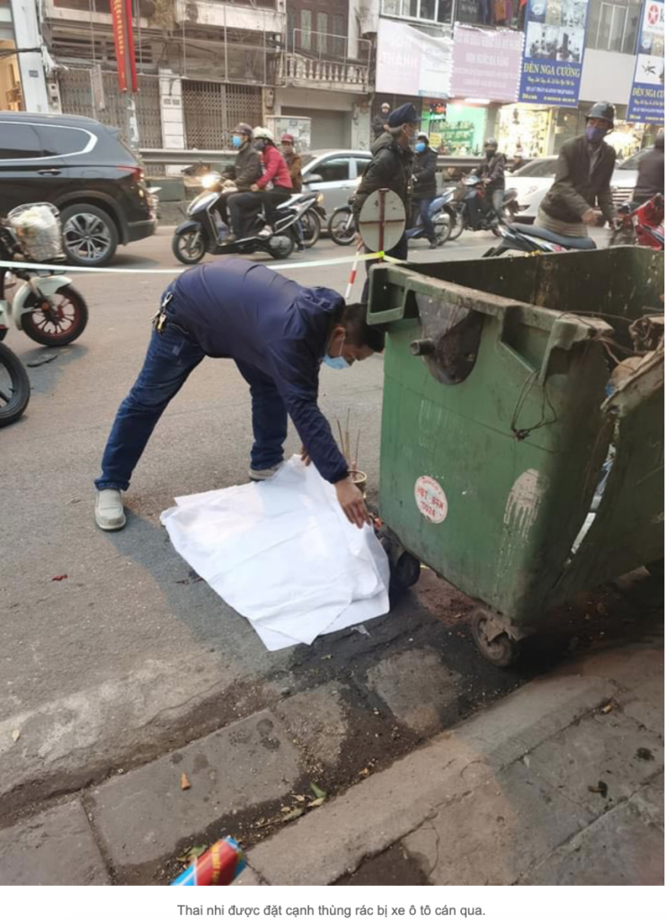 Thai nhi bỏ trong túi đen, vứt ở chân thùng rác bị phát hiện khi ôtô đi đường đè lên