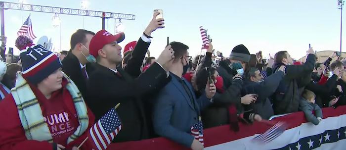 Những người ủng hộ chào đón Tổng thống Trump tại căn cứ Andrews ngày 20/1/2021 (ảnh chụp video).