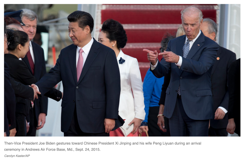 Báo NPR ngày 25/11/2020 đăng bức ảnh của AP năm 2015, trong đó cho thấy Phó Tổng thống Joe Biden đương thời chỉ tay về phía Chủ tịch Trung Quốc Tập Cận Bình; khi ông Tập thăm Mỹ ngày 24/9/2015.