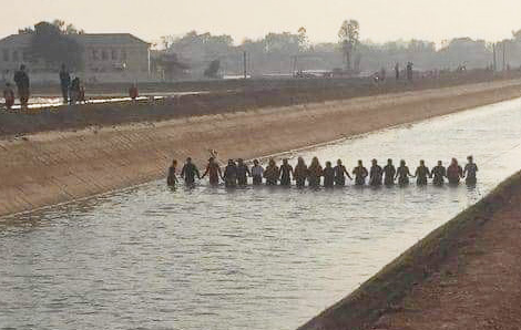 Người dân, lực lượng cứu hộ nắm tay nhau rà từng mét tìm bé trai đuối nước khi rơi xuống kênh Đào