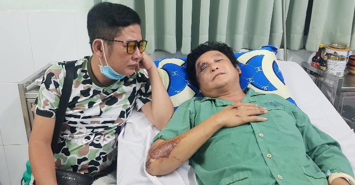Tấn Beo đến thăm nghệ sĩ Trọng Phúc trong bệnh viện.