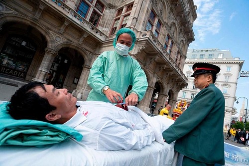 Một hoạt động tại Vienna, Áo năm 2018 tái hiện cảnh cưỡng bức thu hoạch nội tạng của ĐCSTQ từ học viên Pháp Luân Công ở Trung Quốc.