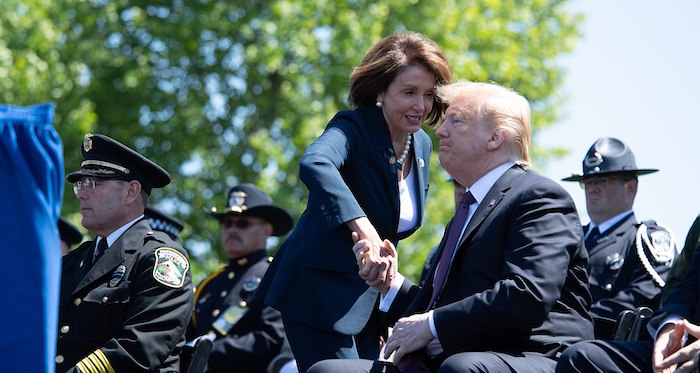 Tổng thống Donald Trump bắt tay bà Nancy Pelosi, đảng viên Dân chủ, Chủ tịch Hạ viện Mỹ ngày 15/5/2019 (ảnh: Wikimedia Commons).