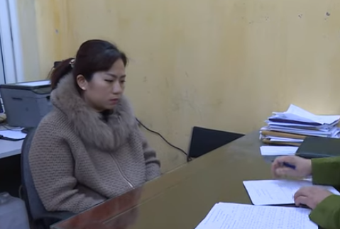 Nguyễn Thị Ngọc Huyền tại cơ quan điều tra về vụ trộm hơn 80 lượng vàng của chủ