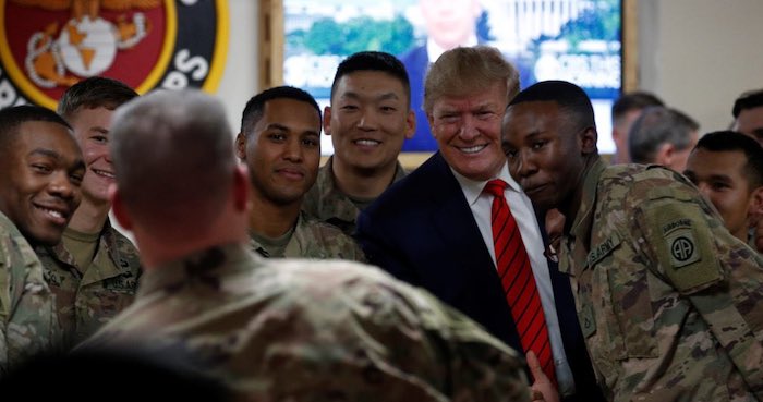 Một cư dân mạng Twitter hôm 22/1/2021 chia sẻ bức ảnh không rõ ngày tháng, trong đó Tổng thống Trump chụp ảnh lưu niệm cùng các binh lính Mỹ.