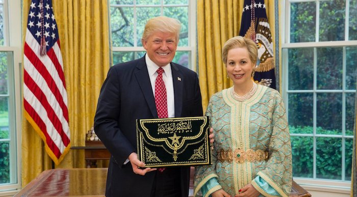 Tổng thống Trump nhận huân chương cao quý nhất Ma-rốc từ Công chúa Lalla Joumala Alaoui, Đại sứ Ma-rốc tại Mỹ ngày 15/1/2021 (ảnh: Morocco World News).