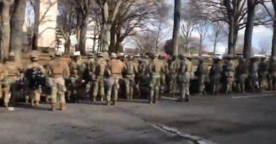 Video: Vệ binh Quốc gia quay lưng với đoàn xe của TT Biden