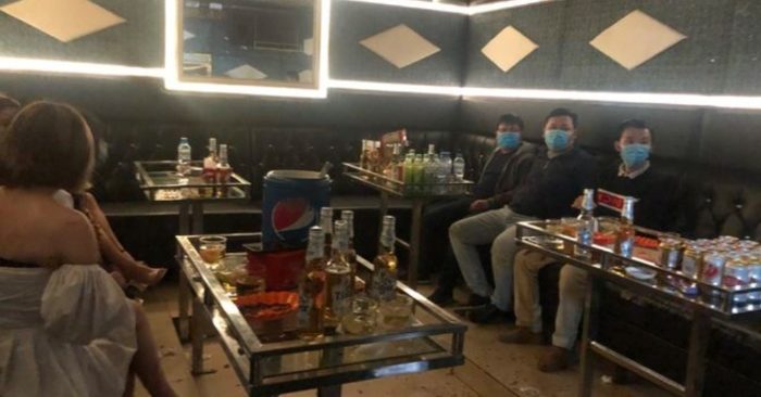 6 khách nam, 6 nhân viên nữ trong quán hát giữa lúc dịch Covid-19 bùng phát
