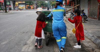 Hình ảnh con gái nhỏ mặc áo dài cùng mẹ đẩy xe rác ngày đầu năm khiến CĐM xúc động