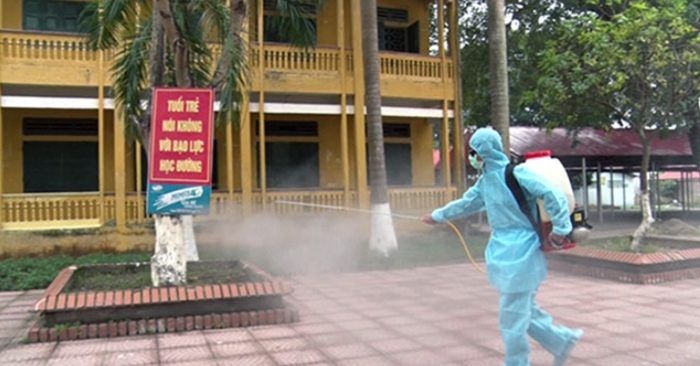 Phun thuốc khử trùng tại các trường học khi học sinh nghỉ học (ảnh minh hoạ).