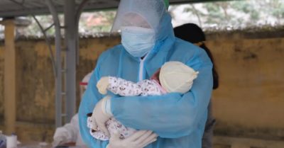 Em bé 21 ngày tuổi dương tính Covid-19 được đưa đi cách ly