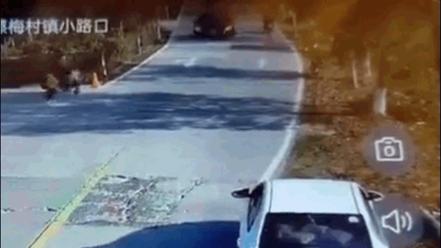 Khoảnh khắc cậu bé bất ngờ chạy qua đường và cú đánh lái ngoạn mục của tài xế.