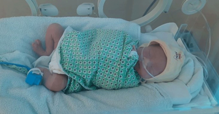 Bé trai sơ sinh bị bỏ rơi trong đêm 10.2, hiện đang được chăm sóc, điều trị tại Khoa Sơ sinh Bệnh viện đa khoa Đức Giang Hà Nội.